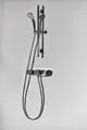 Brausekombination von Ideal Standard, bestehend aus einer Handbrause mit Schlauch und Halterung sowie einem Thermostat-Element für die Wandmontage in Chrom-Optik.